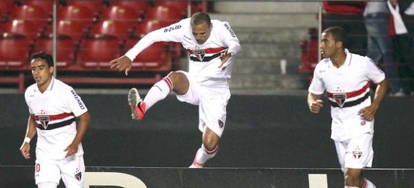 Jadson, Luis Fabiano e Lucas comemoram gol do São Paulo.(Imagem: Wagner Carmo / Vipcomm)