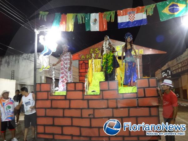 Escolas de samba desfilam no último dia de Carnaval em Floriano.(Imagem:FlorianoNews)