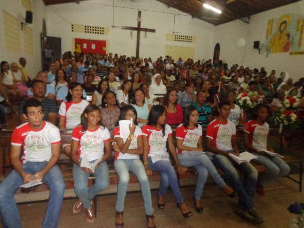 Jovens recebem o Sacramento da Crisma em Floriano.(Imagem:FlorianoNews)