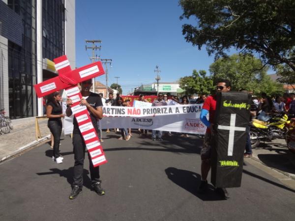 Professores e estudantes da UESPI realizaram manifestação em Floriano.(Imagem:FlorianoNews)