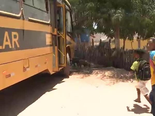 Fechamento de cinco escolas em Nazaré prejudica educação de alunos. Transporte é feito em um veículo adaptado com bancos de madeira.(Imagem:G1 PI)