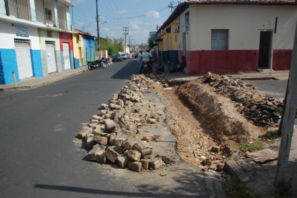 SEINFRA continua o trabalho de recuperação das valas.(Imagem:Waldemir Miranda)