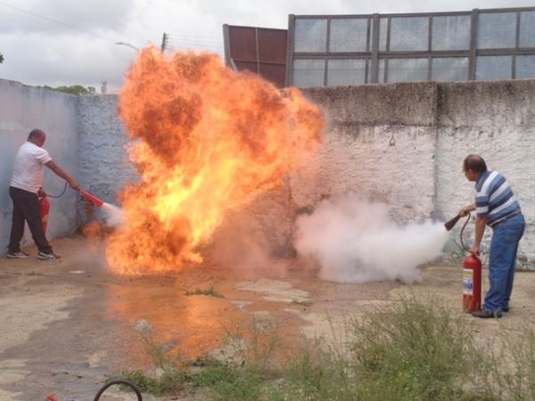 Corpo de Bombeiros realiza palestra sobre prevenção de incêndio e uso de extintores.(Imagem:FlorianoNews)