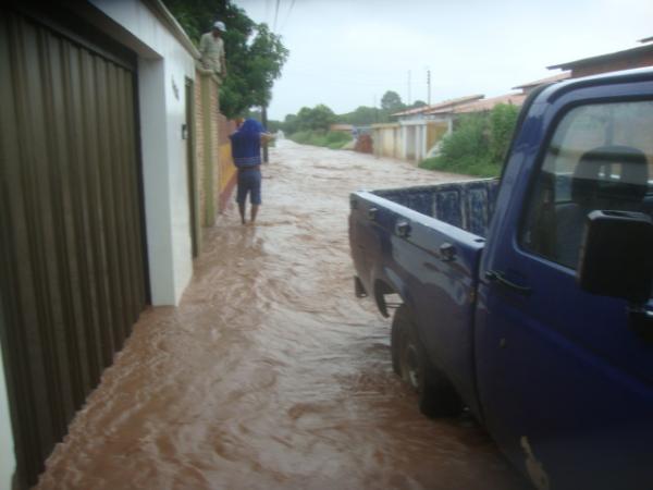 ÁGUAS INVADINDO AS CASAS(Imagem:FN)