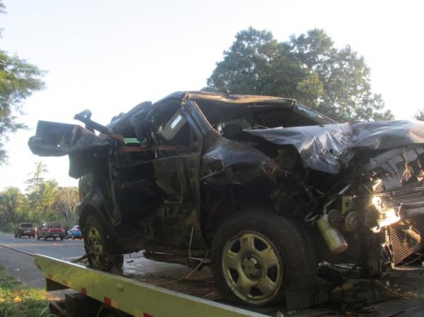 Carro ficou totalmente destruido.(Imagem:Ellyo Teixeira/G1)