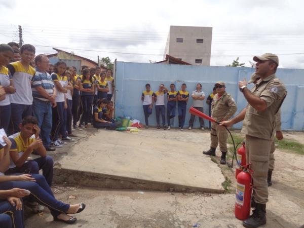 Corpo de Bombeiros realiza palestra sobre prevenção de incêndio e uso de extintores.(Imagem:FlorianoNews)