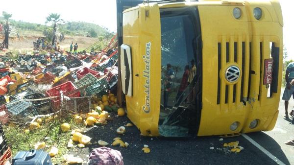 Caminhão carregado de frutas tomba na zona rural de Floriano.(Imagem:Jc24horas)