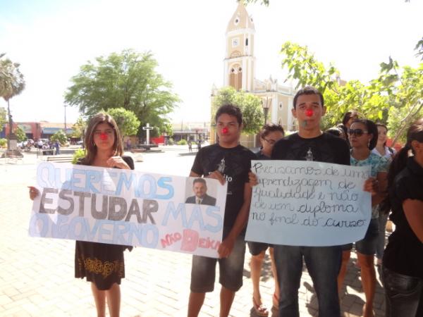 Professores e estudantes da UESPI realizaram manifestação em Floriano.(Imagem:FlorianoNews)