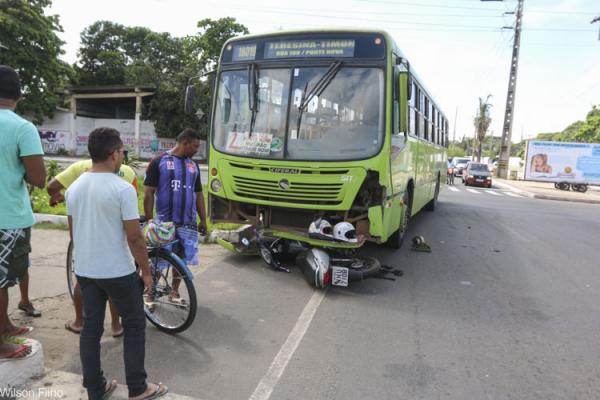 Acidente entre ônibus e moto deixa duas mulheres feridas.(Imagem:Cidade Verde)