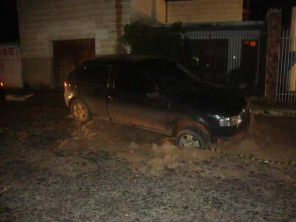 Motorista desavizado caiu em um buraco(Imagem:Floriano news)