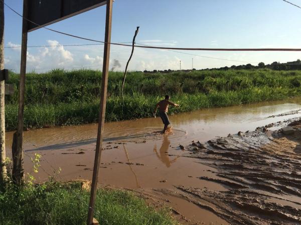 Morador tenta atravessar lamaçal em Teresina.(Imagem:Murilo Lucena/TV Clube)