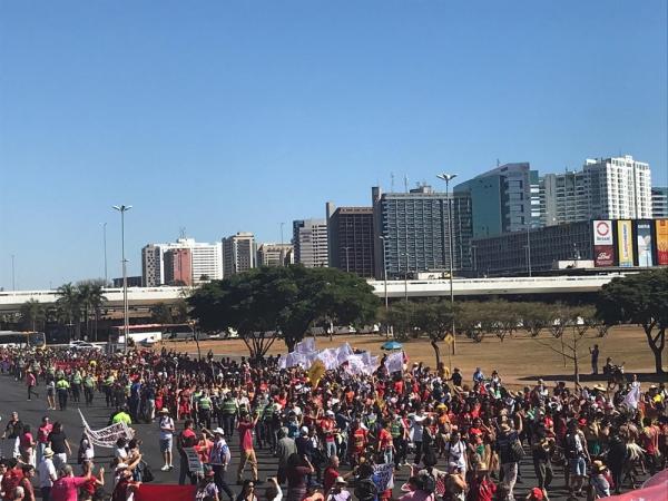 BRASÍLIA, 10h: manifestantes protestam na Esplanada dos Ministérios contra cortes na educação.(Imagem:Afonso Ferreira/G1)