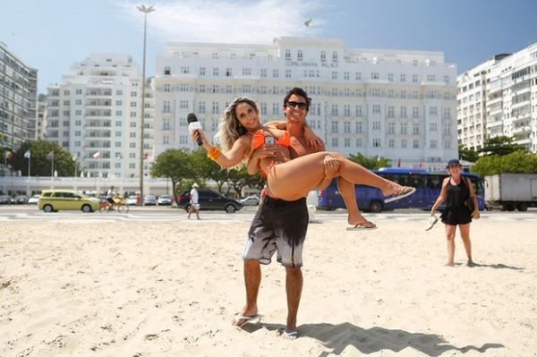 Mulher Melão é carregada no colo por Nicolas, em frente ao Copacabana Palace.(Imagem:Marcos Serra Lima/EGO)