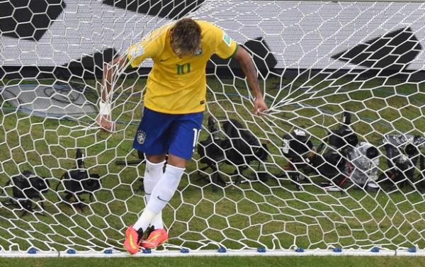 Neymar na rede depois de mais um lance frustrado no ataque da Seleção.(Imagem:Reuters)