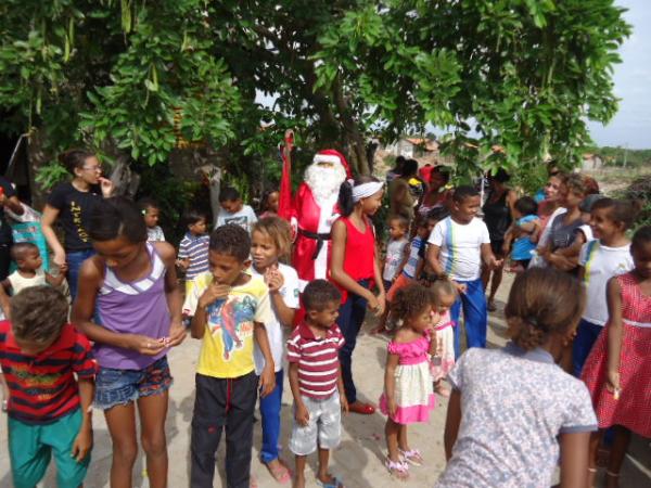 Jovens Interact e Rotary Club Princesa do Sul realizaram festa natalina em bairro de Floriano(Imagem:FlorianoNews)