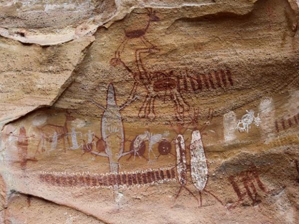 Pinturas rupestres na caverna da Serra da Capivara remontam cenas de caça dos mais antigos de habitantes.(Imagem:Pedro Santiago/G1)