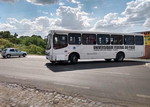 Motocicleta vai parar embaixo de ônibus em acidente em Floriano.(Imagem:Divulgação/Whats App)