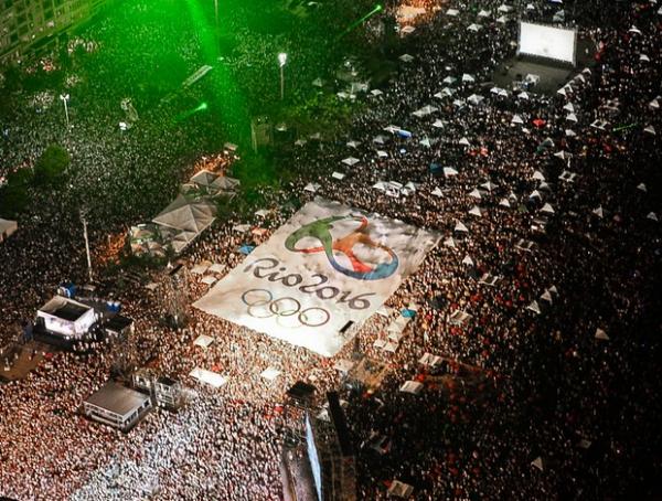 O bandeirão anuncia a logomarca na praia de Copacabana (Imagem:Divulgação)