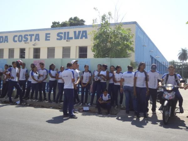 Alunos e professores do colégio Estadual realizaram protesto.(Imagem:FlorianoNews)