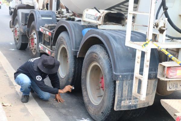 Caminhão colidiu com moto e uma mulher morreu em Teresina. (Imagem:Glayson Costa /G1 PI)