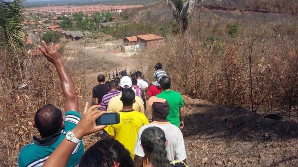 Moradores caminharam junto com o prefeito pela Vila Dilma Rousseff.(Imagem: Ascom)