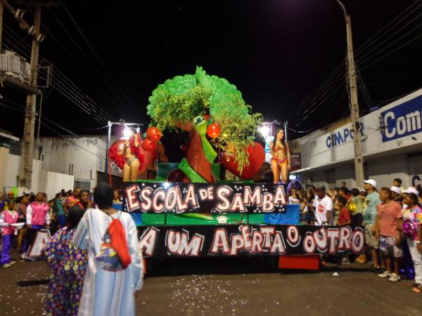 Desfile das escolas de samba agitam último dia de carnaval em floriano.(Imagem:FlorianoNews)