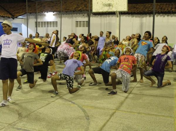 São pelo menos duas horas de ensaios diários.(Imagem:Ellyo Teixeira/G1)