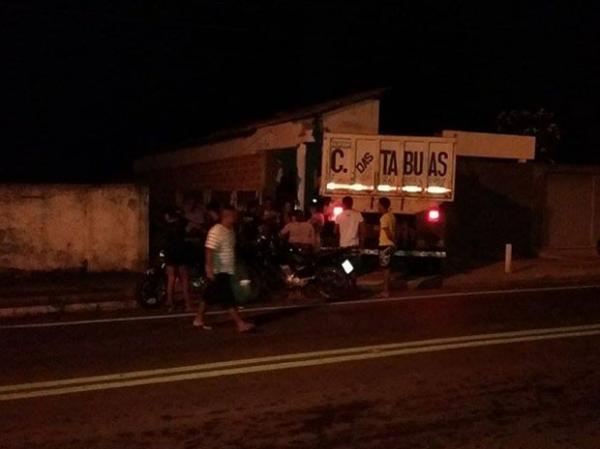 Caminhão invadiu casa e assusta moradores.(Imagem:AltosNoticias)