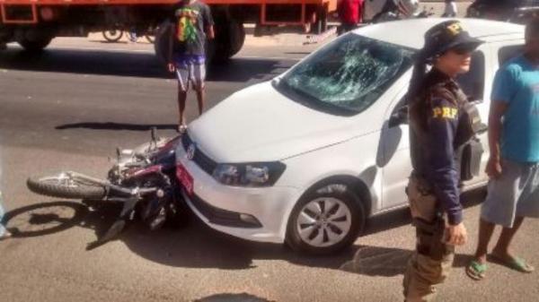 Colisão entre carro e motocicleta deixa duas pessoas feridas em Floriano.(Imagem:Reprodução/WhatsApp )