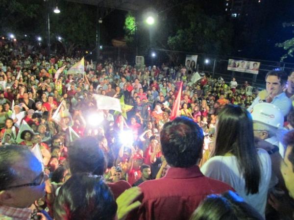 Wellington Dias subiu ao palco ao lado da vice Margarete Coelho.(Imagem:Emanuele Madeira)