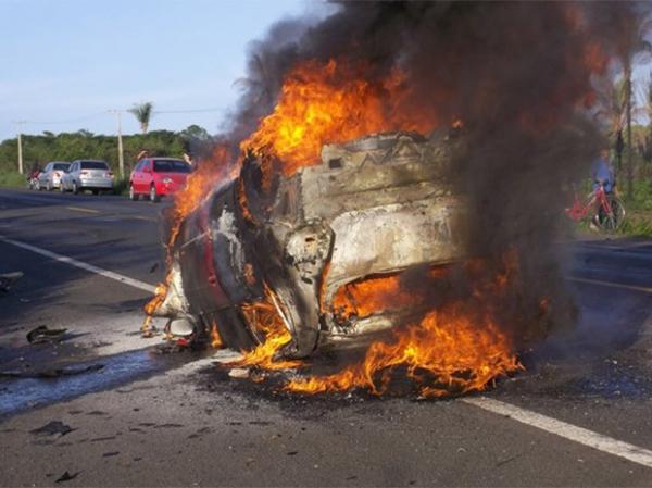 Três pessoas morrem carbonizadas em acidente na BR-343.(Imagem:Misael Lima)