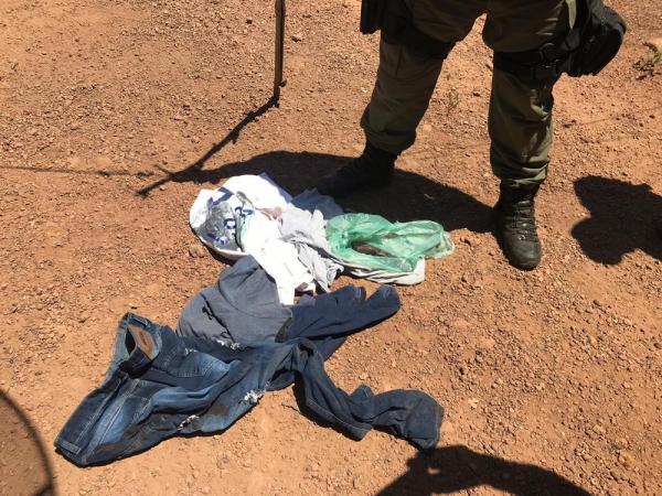 Polícia apreendeu roupas sujas de sangue com o suspeito.(Imagem:Divulgação/PM)