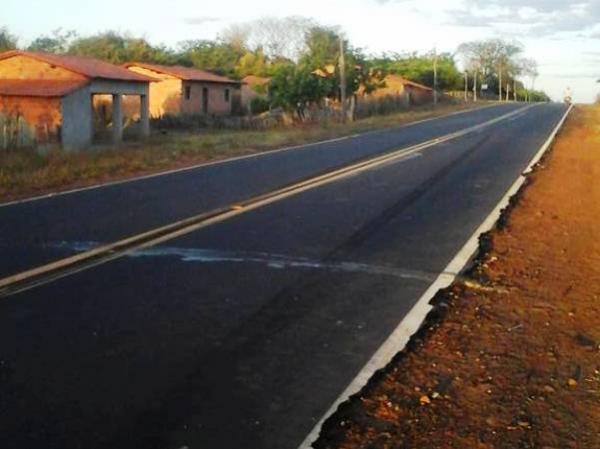 Mãe morre e bebê fica gravemente ferido em acidente com motos e caminhão na PI-115.(Imagem:Fábio Wellington)