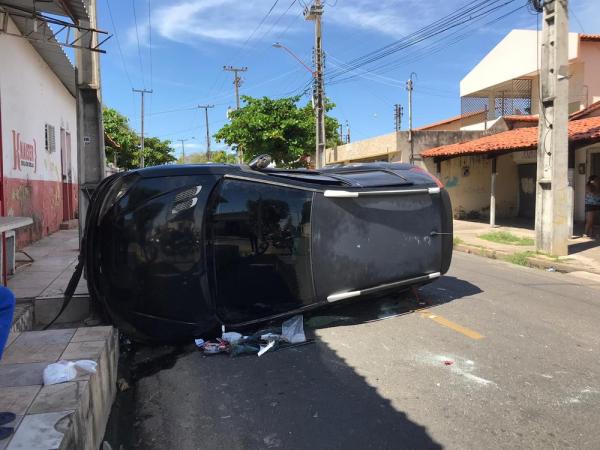 Veículo capotou e condutor ficou ferido em Teresina.(Imagem:Lorena Linhares/G1)