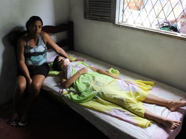 Apos briga, estudante agredida passa o dia em uma cama, em Teresina.(Imagem:Gil Oliveira/G1)