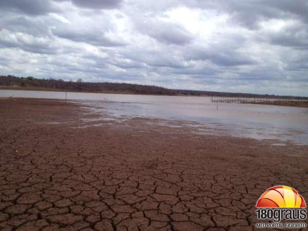 Lagoa grande de Pavussu está em situação crítica por conta da seca.(Imagem:180graus)