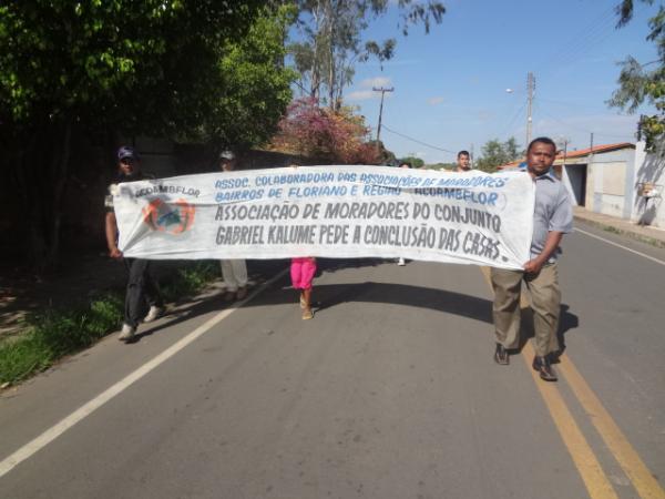 Moradores fazem manifestação por conclusão de casas habitacionais.(Imagem:FlorianoNews)