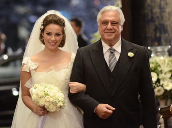 Raul entra com Marina na igreja.(Imagem:Insensato Coração / TV Globo)