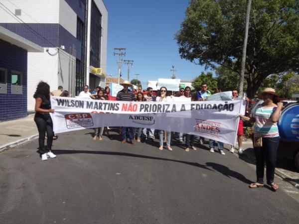 Professores e estudantes da UESPI realizaram manifestação em Floriano.(Imagem:FlorianoNews)