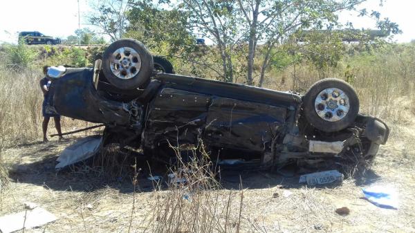 Carro s10 totalmente destruido(Imagem:Divulgação/PRF)