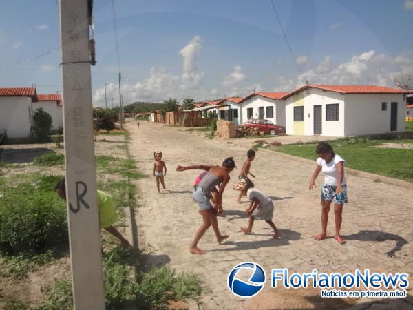 Papai Noel distribuiu bombons e abraços, fazendo a alegria das crianças em Floriano. (Imagem:FlorianoNews)