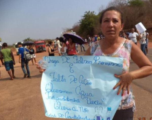 População interdita BR-135 por conta da falta de água em Cristalândia no PI.(Imagem:180graus)