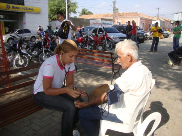 Verição da Pressão Arterial na Praça Dr. Sebastião Martins(Imagem:Amarelinho)