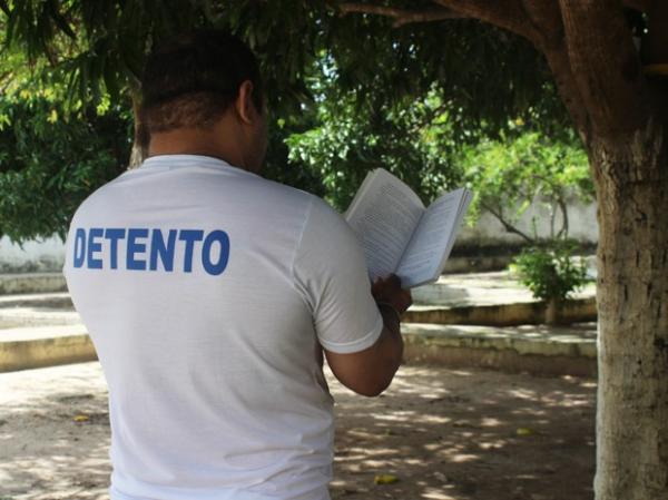 Livros são alternativa para vencer a angústia e ansiedade da vida em cárcere.(Imagem: Patrícia Andrade/G1)