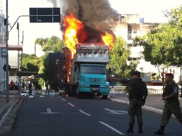 Caminhão pega fogo ao encostar em fio de energia no Centro de Teresina.(Imagem:Raquel Muniz)