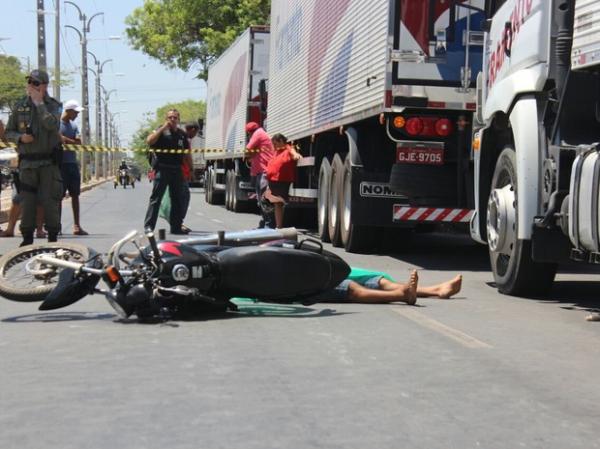 Poliícia esteve no local e fez o bloqueio da via.(Imagem:Samantha Araújo/G1)