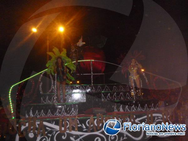 Desfile das escolas de samba atrai grande público no último dia de Carnaval em Floriano.(Imagem:FlorianoNews)