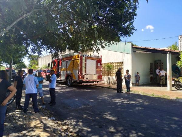 Bombeiros foram acionados para controlar fogo no Centro Educacional Masculino, em Teresina.(Imagem:Reprodução)