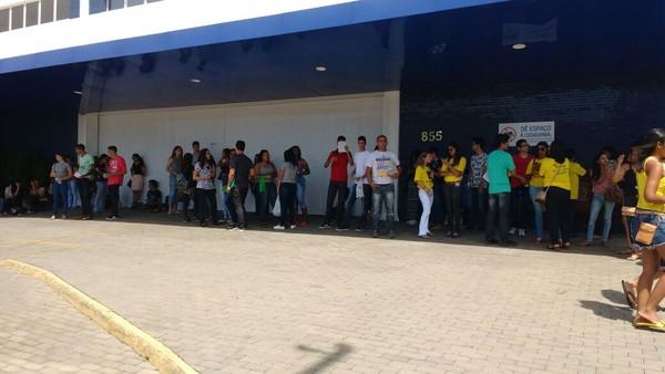 ENEM 2017 - DOMINGO (5) - TERESINA (PI) - Candidatos esperam abertura dos portões.(Imagem:Lucas Marreiros/G1 PI)