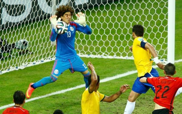 Ochoa defende cabeçada à queima-roupa de Thiago Silva aos 40 minutos do 2º tempo.(Imagem:Reuters)